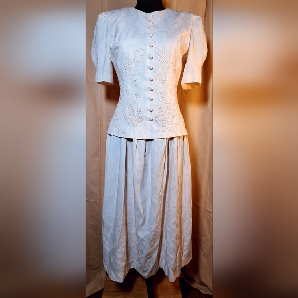 karin stevens Dresses & Skirts - Vintage KARIN STEVENS Dress in a Delicate Pink With Embroidery and Bead Accents